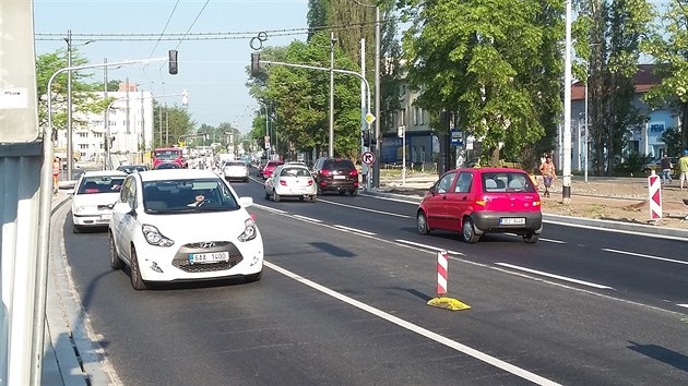 O vkendu stavbai poloili nov asfalt na posledn st silnice I/36 ped ndram. Jeden ze ty pruh nicmn zatm zstv uzaven.