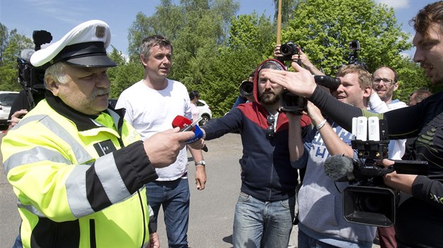 tby novin u tvrt den vyhlej proputn Kajnka. Policie se sna usmrovat parkovn.