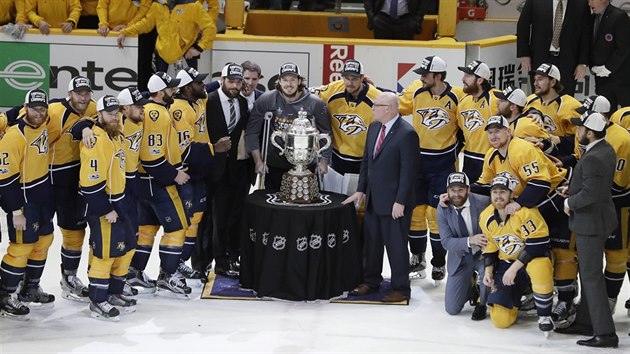 Hokejist Nashvillu s trofej pro vtze Zpadn konference NHL.