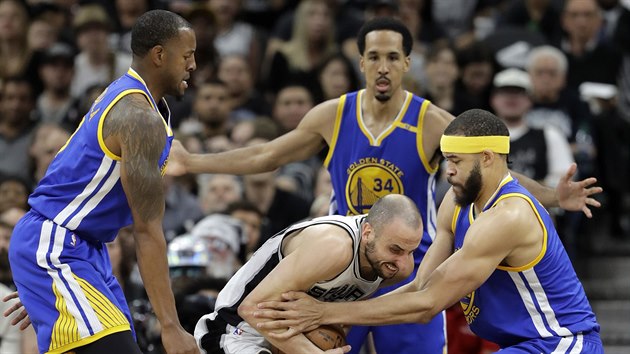 Manu Ginobili ze San Antonia odznut hri Golden State.