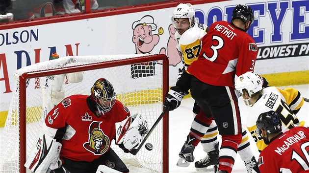 Brank Ottawy Craig Anderson el pokusu Sidneyho  Crosbyho z Pittsburghu.