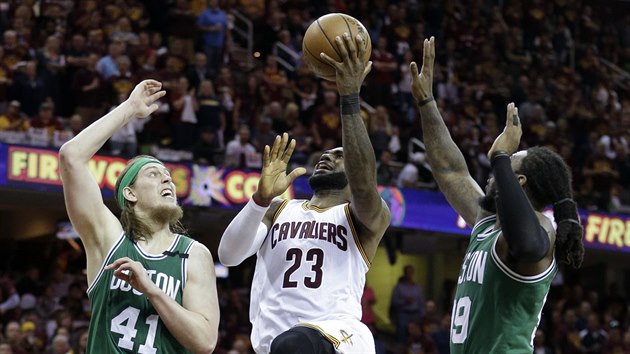 LeBron James z Clevelandu zakonuje, Kelly Olynyk (41) a Jae Crowder z Bostonu stele nezabrnili.