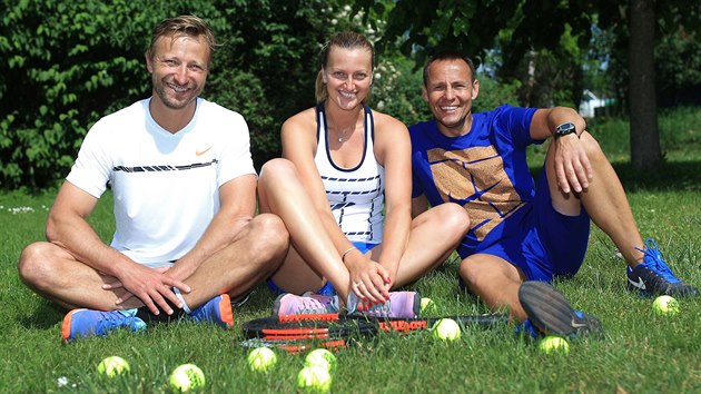 Petra Kvitov s kondinm trenrem Davidem Vydrou (vpravo) a kouem Jim Vakem ped odletem na Roland Garros v Pai.