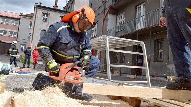 Skupina hasi z tmu USAR, kter se specializuje na prce v pokozench a zcench budovch, zajistila schodit v jedn z budov karlovarsk Stedn umleckoprmyslov koly.