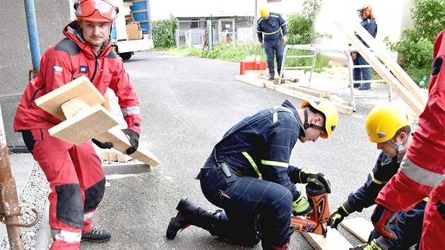 Skupina hasi z tmu USAR, kter se specializuje na prce v pokozench a zcench budovch, zajistila schodit v jedn z budov karlovarsk Stedn umleckoprmyslov koly.