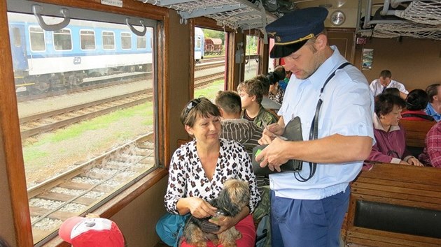 Historick motorov vlek, kter vlastn Kromsk drha, nabdne cestujcm jedinenou atmosfru. Dokonce se v nm podaj svatby, oslavy narozenin a dal spoleensk udlosti.