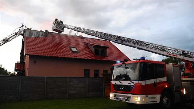 Osm jednotek hasi zasahovala pi poru rodinnho domu v jezdu nad Lesy (25.5.2017)