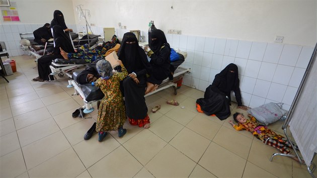 V Jemenu se  cholera, zdravotnickch zazen v zemi je vak kvli vlce nedostatek. V pstavnm mst Hudajd tak pacienti v nemocnicch le i na zemi (14. kvtna 2017).