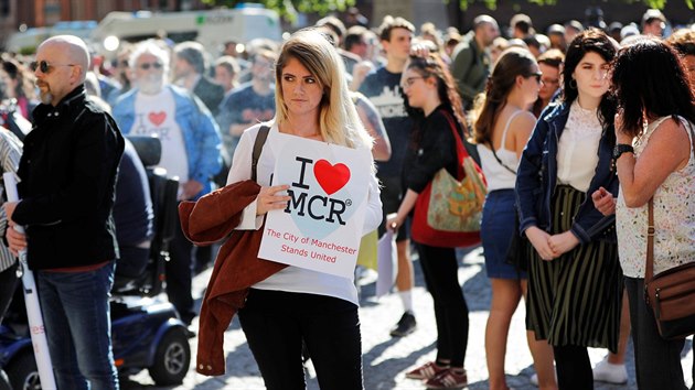 Obyvatel Manchesteru se v centru msta seli na bohoslubu, aby uctili obti...