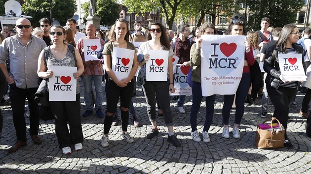Obyvatel Manchesteru se v centru msta seli na bohoslubu, aby uctili obti pondlnho toku po koncert Ariany Grandeov (23. kvtna 2017).