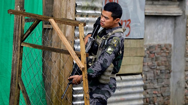 Filipnsk armda pokrauje v bojch proti pslunkm islamistickch milic v Marawi, z msta utkaj tisce lid (27. kvtna 2017).