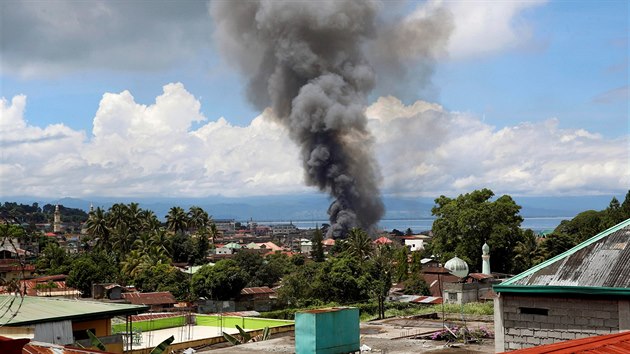 Filipnsk armda pokrauje v bojch proti pslunkm islamistickch milic v Marawi, z msta utkaj tisce lid. (27. kvtna 2017)