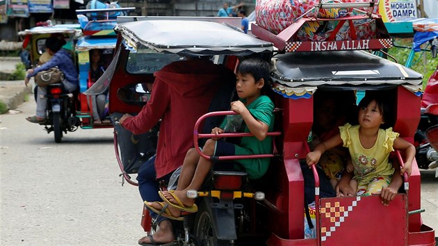 Filipnsk armda pokrauje v bojch proti pslunkm islamistickch milic v Marawi, z msta utkaj tisce lid (27. kvtna 2017).