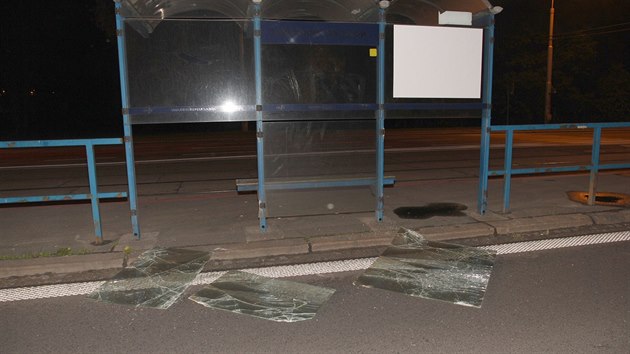 Mladk ve zlosti rozkopal pt sklennch tabul na zastvce mstsk hromadn dopravy v Ostrav.