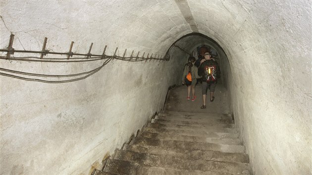 Vstup do protiatomovho krytu, kter se nachz ve skle u olomouckho parku a vznikl pestavbou pvodnho protileteckho krytu z druh svtov vlky.