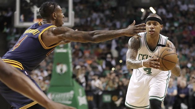 Isaiah Thomas (vpravo) z Bostonu hled spoluhre na pihrvku, brn ho Iman Shumpert z Clevelandu.