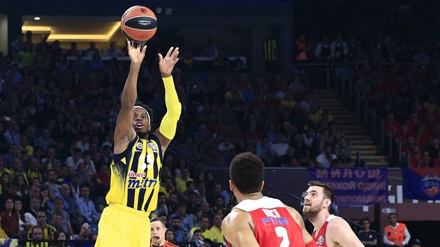 Bobby Dixon z Fenerbahce Istanbul stl na ko Olympiakosu Pireus.