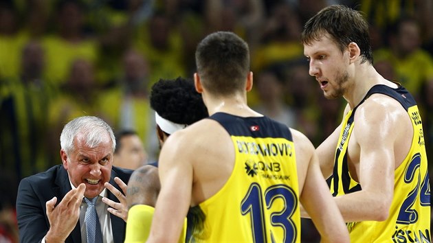 Jan Vesel (vpravo) s Bogdanem Bogdanoviem z Fenerbahce si domlouvaj akci. V pozad d trenr eljko Obradovi.