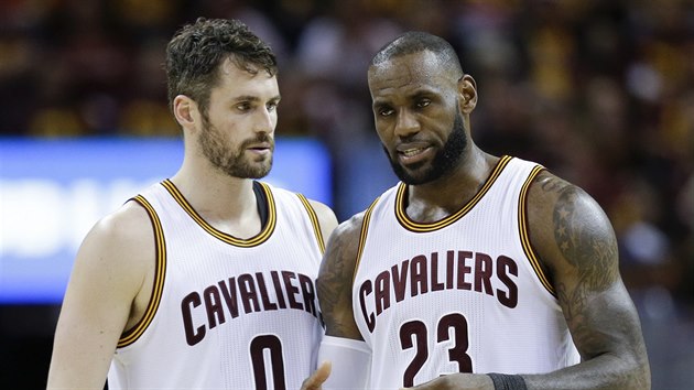 Kevin Love (vlevo) a LeBron James zvauj strategii Clevelandu.