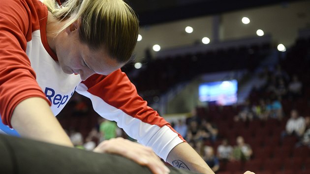 esk basketbalistka Petra Kulichov se protahuje ped zpasem s Lotyskem.