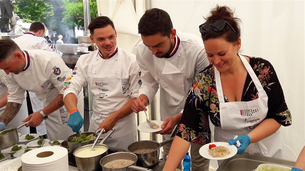 Tom Satoransk po boku hereky Jitky vanarov bhem Prague Food Fesrivalu.