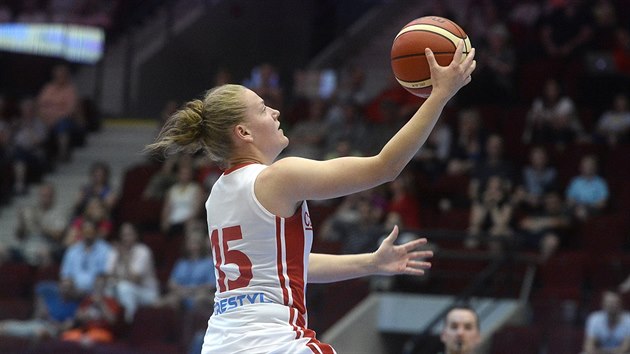 esk basketbalistka Eva Kopeck zakonuje bhem utkn se Srbskem.