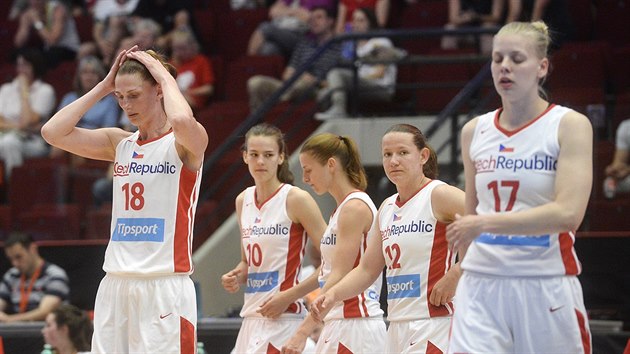 esk basketbalistky bhem utkn se Srbskem. Zleva stoj Ilona Burgrov, Veronika Vorkov, Kateina Elhotov, Tereza Vyoralov a Pavla vrdlkov.
