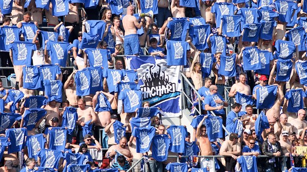 TO JE KOTEL. Ostravt fanouci na stadionu v Olomouci