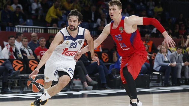 Andrej Vorontsevi z CSKA Moskva (vpravo) brn Segia Llulla z Realu Madrid.