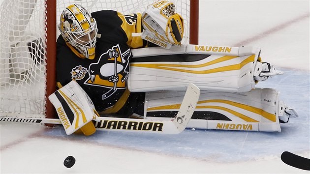 Glman Matt Murray z Pittsburghu zasahuje v utkn proti Ottaw.