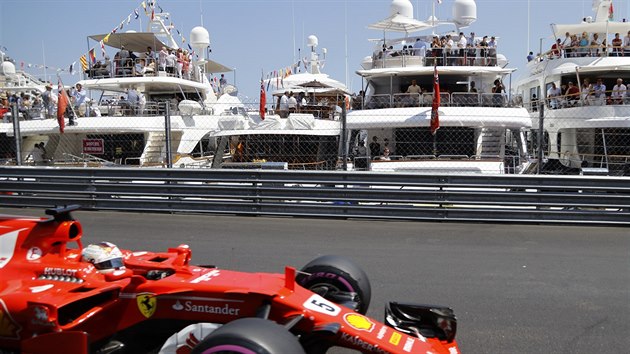 VHLED Z JACHET. Sebastian Vettel na trati Velk ceny Monaka
