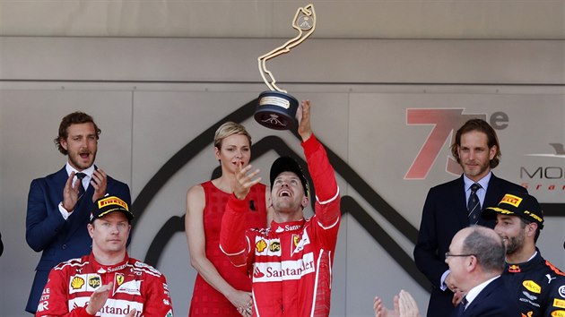 Sebastian Vettel si pohazuje s trofej pro vtze Velk ceny Monaka.