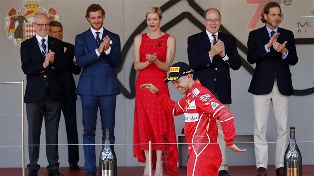 Sebastian Vettel kr na pdium jako vtz Velk ceny Monaka.
