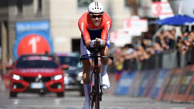 Tom Dumoulin na trati zvren etapy Gira.