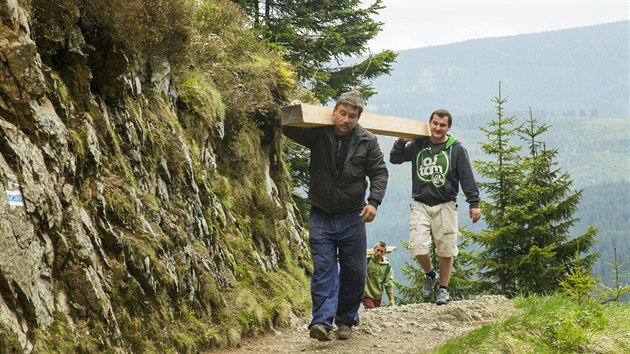 Oprava mostku přes Rudný potok v Obřím dole v Krkonoších (25. 5. 2017)