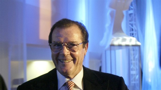 V roce 2005 pijel Roger Moore na pedvn eskch lv.