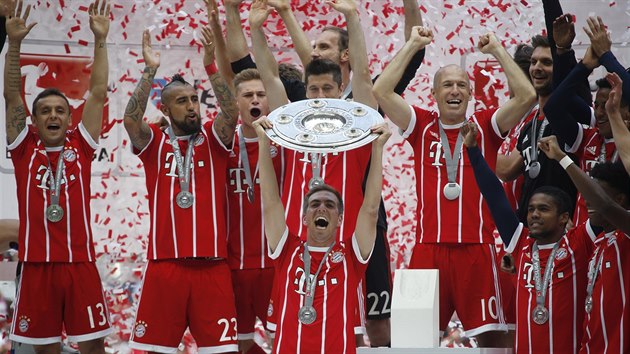 LOUEN NA ROVNI. Kapitn Bayernu Phillip Lahm zved trofej pro vtze nmeck ligy.