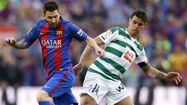 Lionel Messi z Barcelony v utkn panlsk ligy proti Eibaru.
