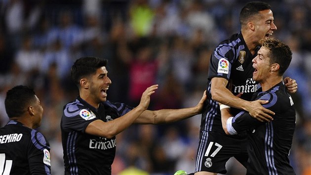 CAMPEONES! Fotbalist Realu Madrid krtce po zvrenm hvizdu rozpoutali oslavy zisku mistrovskho titulu.