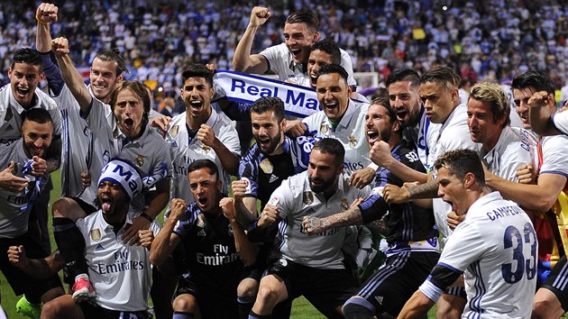 TAKHLE SLAV AMPIONI. Radost fotbalist Realu Madrid po zisku titulu byla enormn.