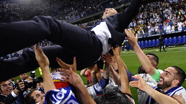 HOP! Hri Realu Madrid pi oslavch vyhazovali do vzduchu trenra Zinedina Zidana.