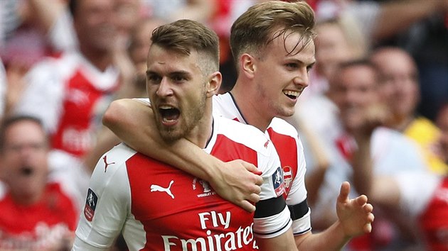 BEREME SI NSKOK ZPTKY. Nedlouho pot, co Chelsea ve finle FA Cupu vyrovnala na 1:1, vrtil veden Arsenalu zlonk Aaron Ramsey. Na snmku slav s Robem Holdingem (vzadu).