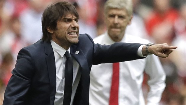 Kou Chelsea Antonio Conte diriguje sv hre bhem finlovho utkn FA Cupu proti Arsenalu.