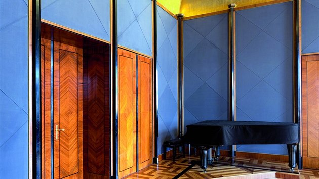 Hudebn salonek. Skldan podlaha z dvou vzcnch dev umocuje dojem luxusu salonku s klavrem znaky Petrof (na mrn zvenm pdiu) a stropem vykldanm pltkovm zlatem. 