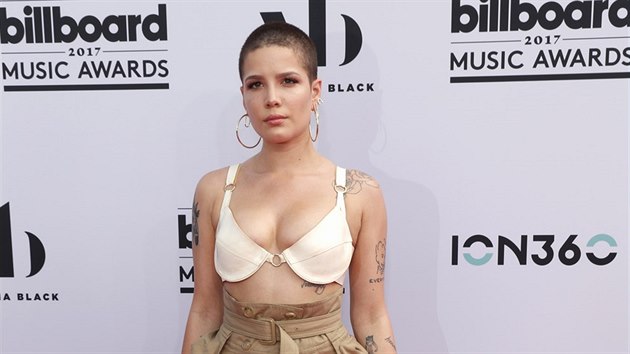 Zpvaka Halsey na Billboard Music Awards (Las Vegas, 21. kvtna 2017)