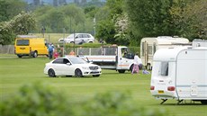 Karavany na pozemku prestižní britské školy. (25.5. 2016) Karavany na pozemku prestižní britské školy. (25.5. 2016)