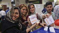 Íránci zvolili prezidenta Hasana Rúháního znovu prezidentem. (19.5. 2017)