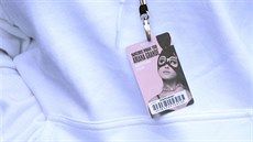 Fanynka Ariany Grandeové den po teroristickém útoku na jejím koncertu v...