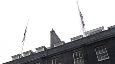 V Downing Street 10 po teroristickém útoku v Manchesteru stáhli vlajku na pl...