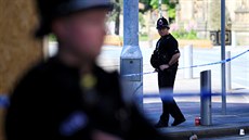 Brittí policisté hlídkují v ulicích Manchesteru (23. kvtna 2017)